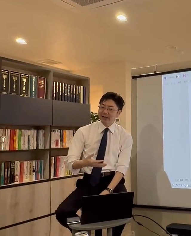 Hiroshi Takahashi speaking about Japanese roots research